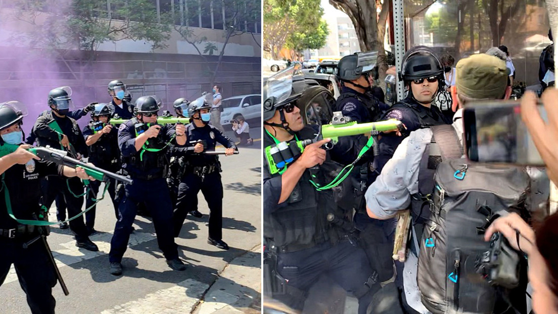 VIDEO: Un policía dispara a quemarropa una bala de goma a una mujer que le pide bajar el arma durante una protesta LGBTQ+ en Los Ángeles