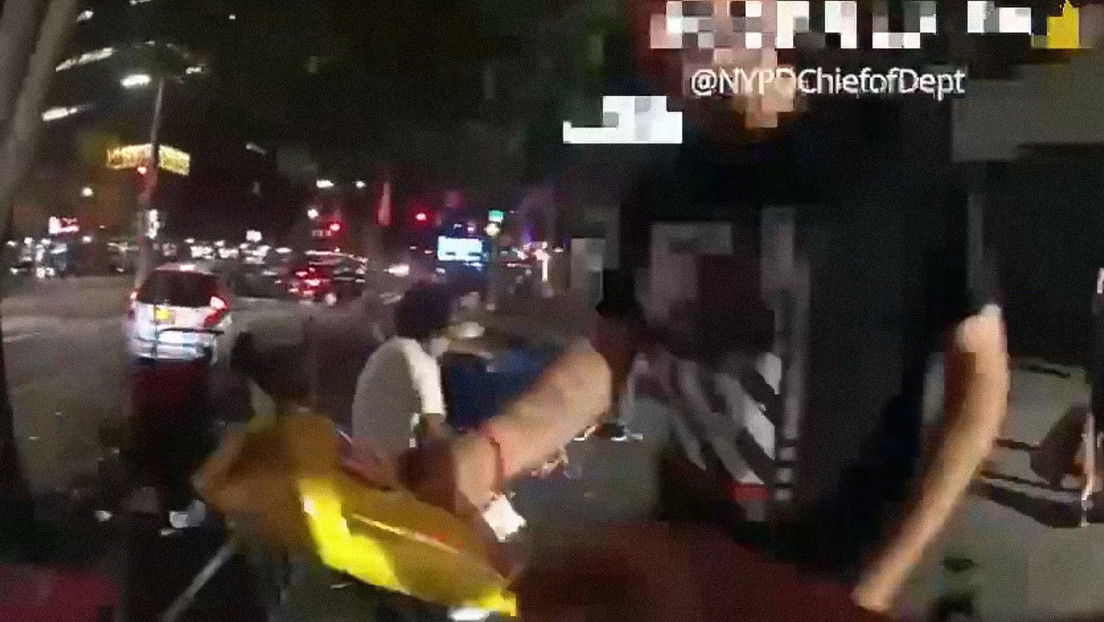Un policía de EE.UU. salva la vida a un hombre apuñalado con la ayuda de una bolsa de papas fritas y cinta adhesiva (VIDEO)