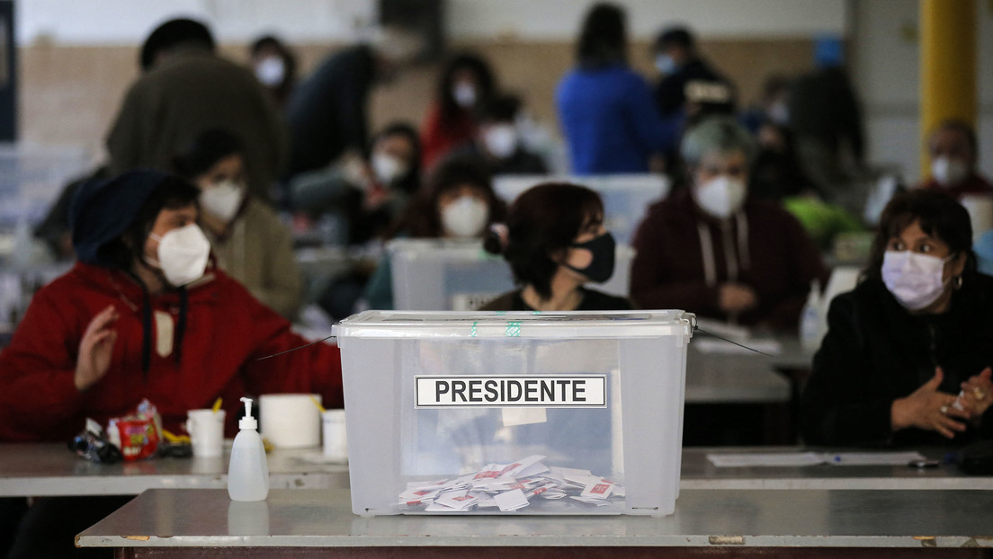 El candidato de la derecha Sebastián Sichel y el izquierdista Gabriel Boric triunfan en las primarias presidenciales en Chile