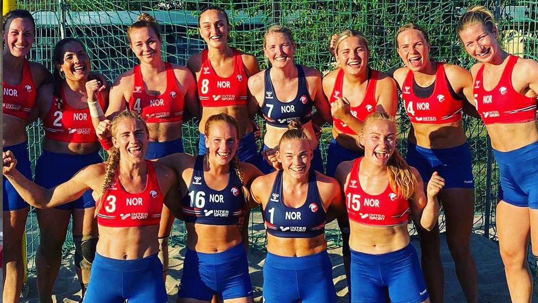 Multan al equipo femenino de balonmano playa de Noruega por "vestimenta inapropiada" tras jugar con pantalones cortos en vez de bragas de bikini