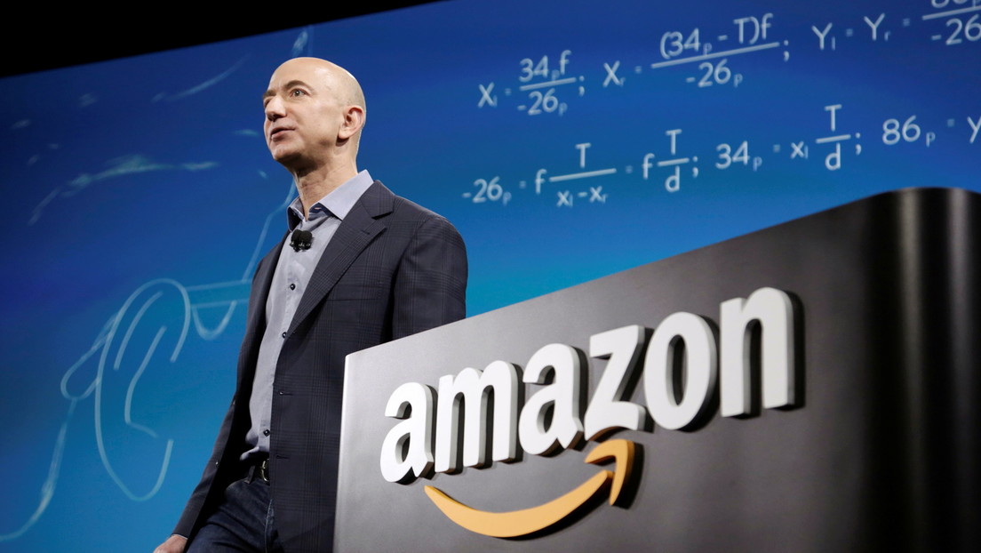 Jeff Bezos recibe críticas tras agradecer a los clientes y la plantilla de Amazon por pagar por su vuelo