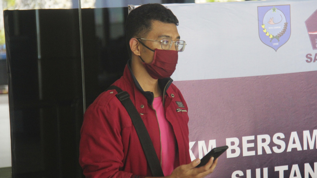 Un indonesio con covid-19 se hace pasar por su mujer para no perder su vuelo