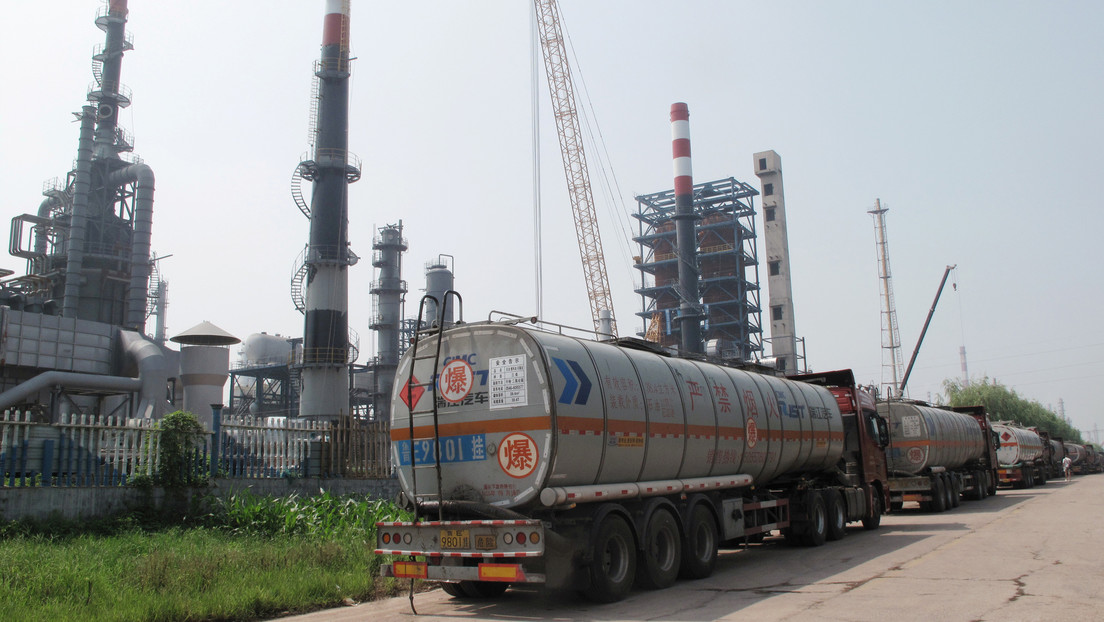China suministrará 22 millones de barriles de sus reservas a las grandes refinerías para aplacar la inflación
