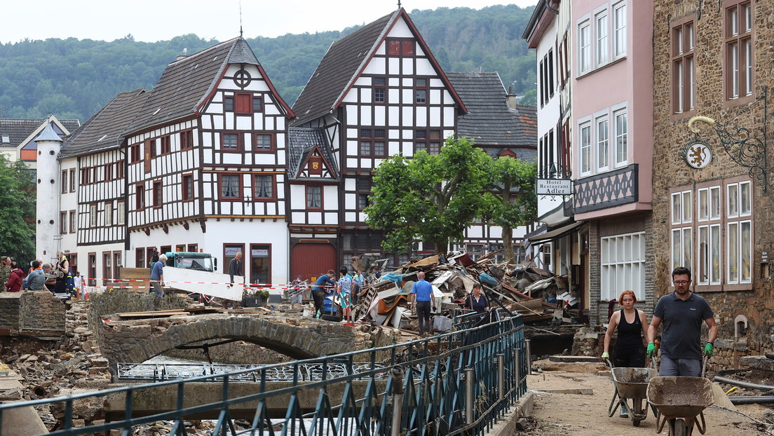 Un canal alemán suspende a una periodista por untarse barro para su reportaje sobre una ciudad azotada por las inundaciones