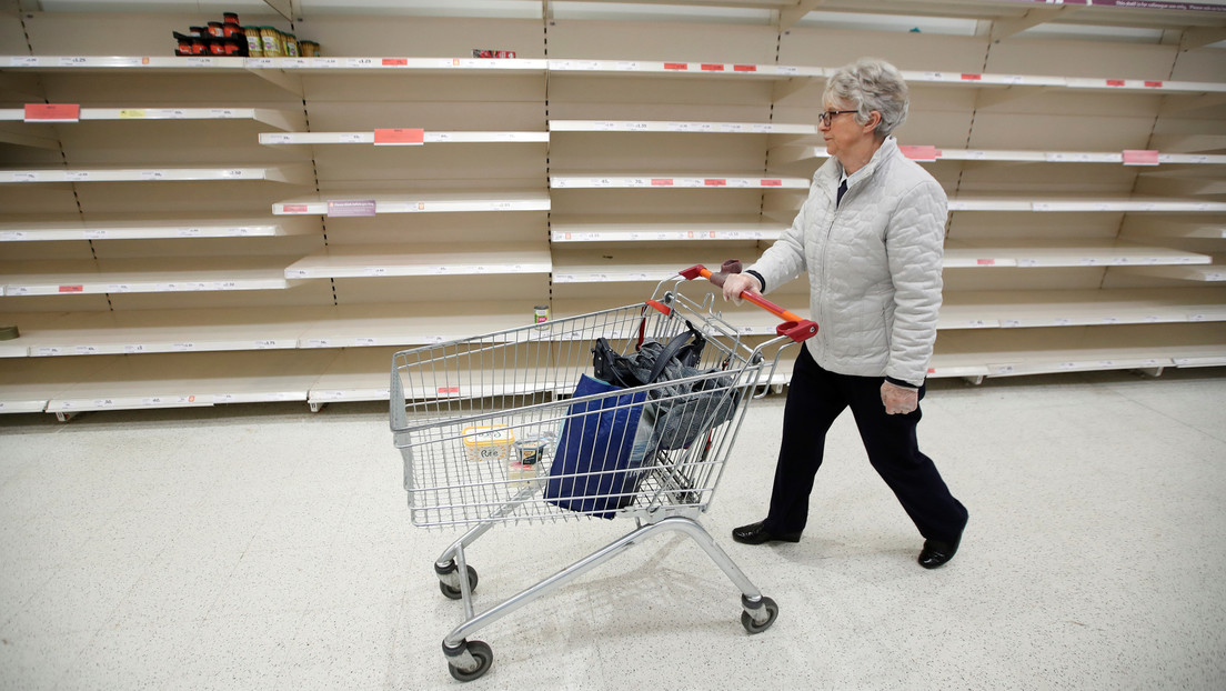 Una 'pandemia de aislamientos' se apodera de Gran Bretaña y en los supermercados empiezan a escasear los productos