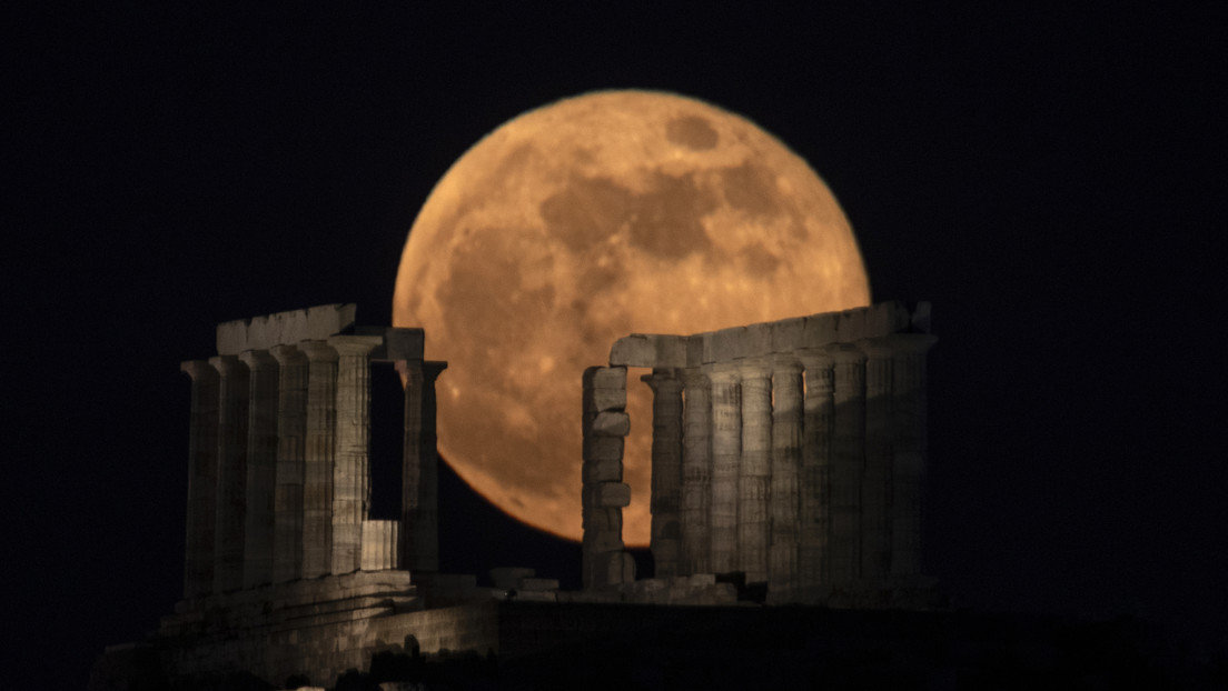 VIDEO: La luna llena 'del ciervo' ilumina el antiguo templo griego de Poseidón