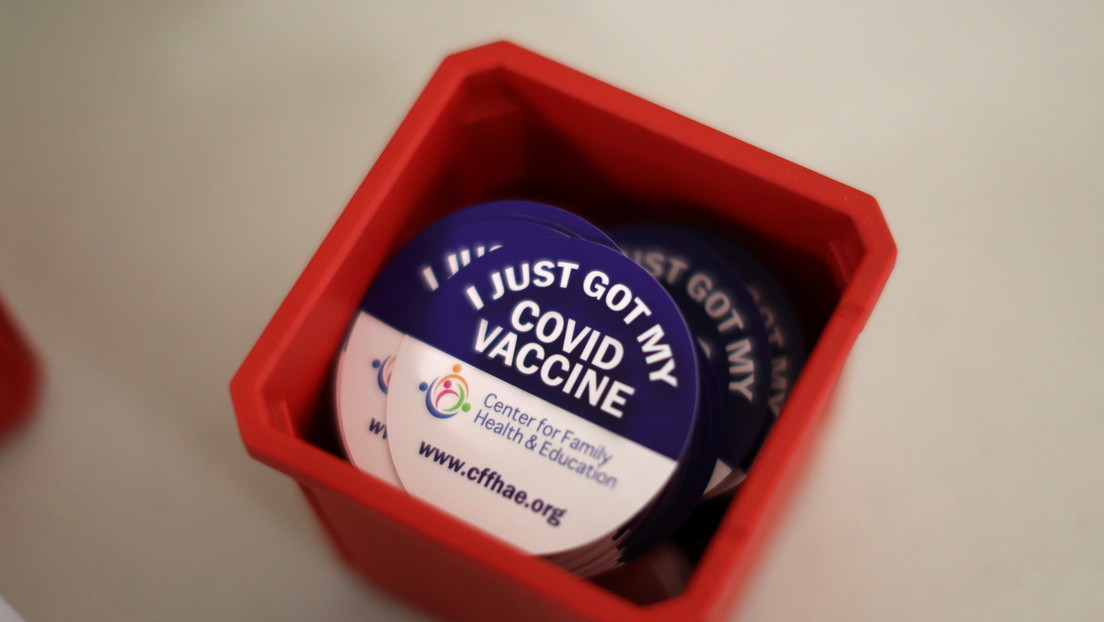 Los empleados vacunados de una ciudad de California tendrán que llevar pegatinas si quieren trabajar sin mascarilla