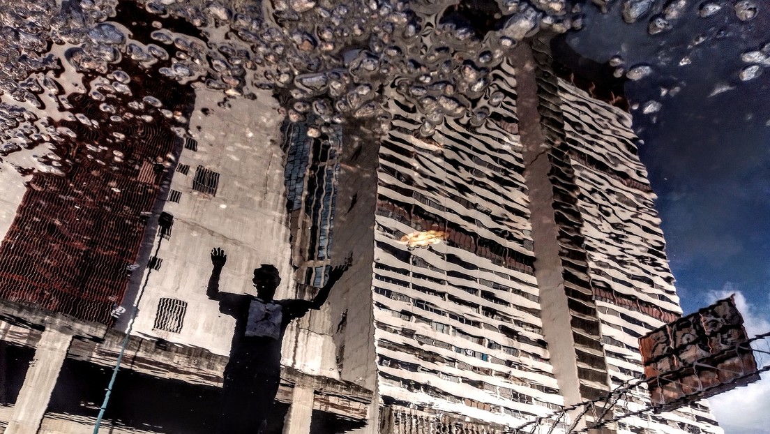 Las desconcertantes imágenes de una Caracas al revés reflejada en los charcos