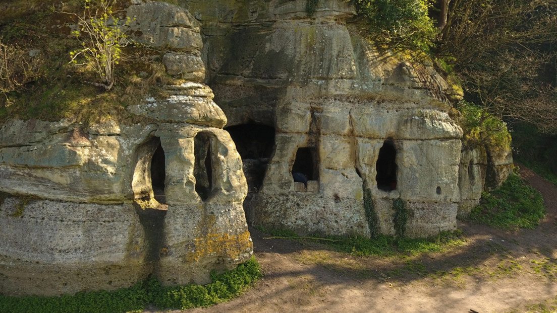 Arqueólogos ingleses descubren que las casas-cueva de Derbyshire pudieron servir de hogar a un rey del siglo IX