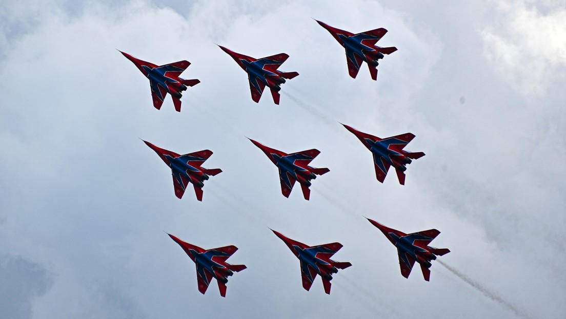 VIDEO: Los legendarios pilotos rusos Strizhí forman un 'diamante' con 9 cazas MiG en el salón MAKS 2021