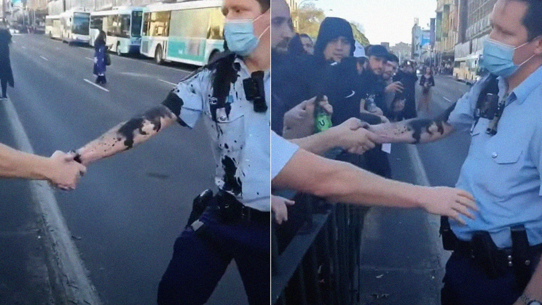 VIDEO: Un policía rociado con tinta en las protestas en Sídney da la mano a manifestantes y se gana su respeto