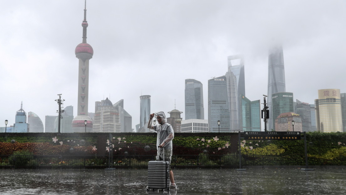 Miles de personas evacuadas y vuelos cancelados en Shanghái por la llegada del tifón In-Fa (VIDEOS)