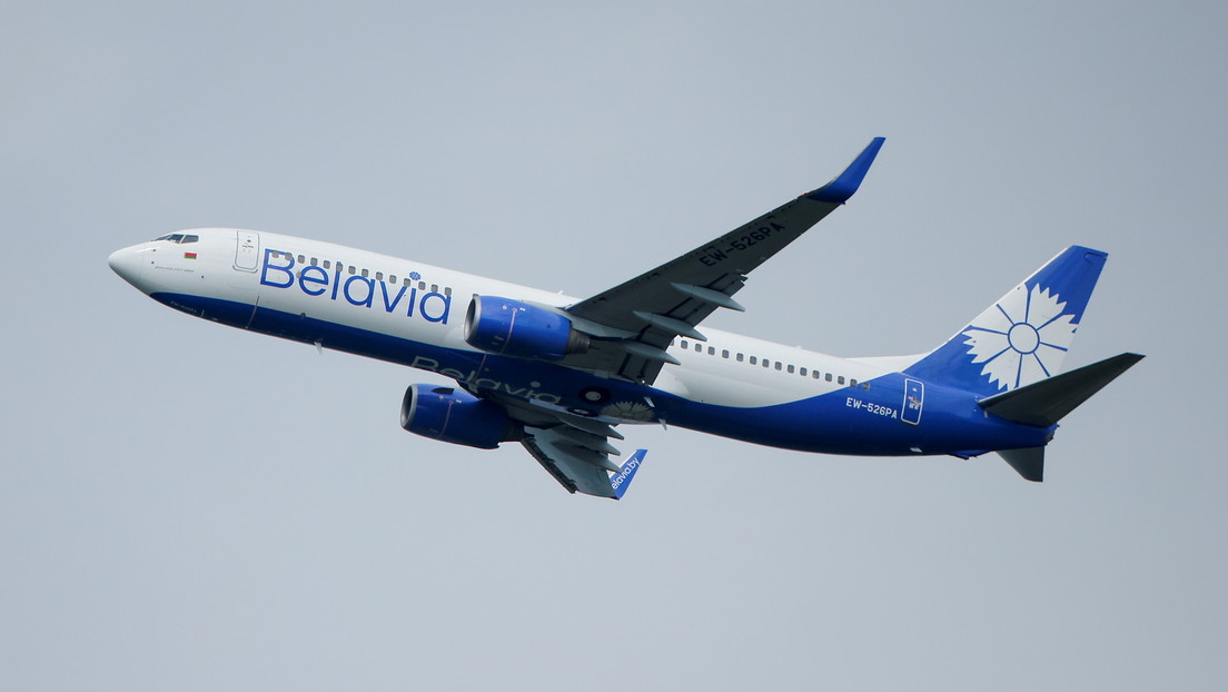 Un avión de Belavia con un motor apagado emite una señal de socorro y realiza un aterrizaje de emergencia en Moscú