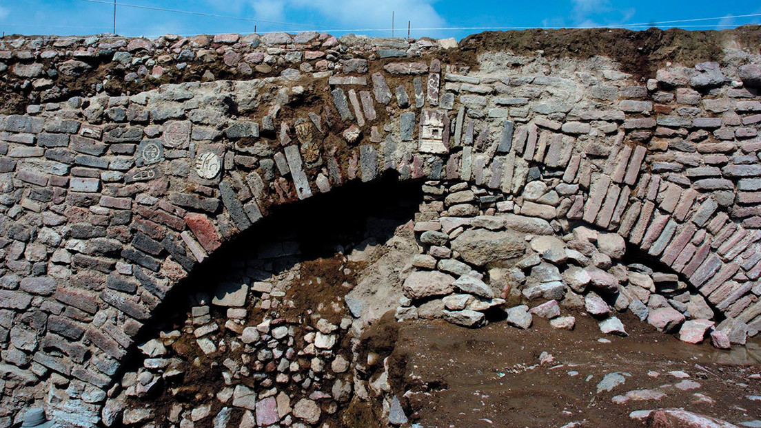 Arqueólogos mexicanos vuelven a cubrir un antiguo túnel virreinal con glifos prehispánicos construido hace más de 500 años