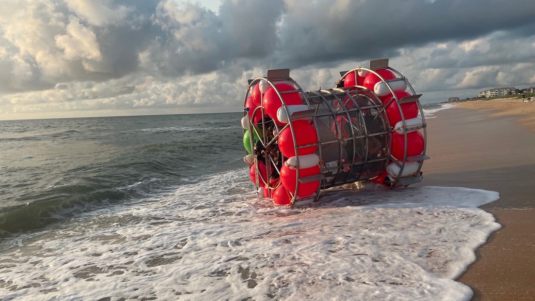 Intenta correr sobre el agua desde Florida a Nueva York en una embarcación similar a las burbujas de los hámsteres, pero un robo frustra su plan