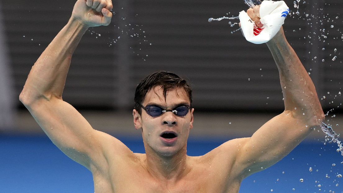 El nadador ruso Evgueni Rylov gana el oro en los 100 metros espalda en los JJ.OO. de Tokio y establece un récord de Europa