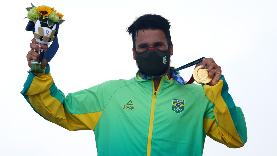 De surfear con tapas de poliestireno de neveras al oro olímpico: la inspiradora historia del brasileño Italo Ferreira