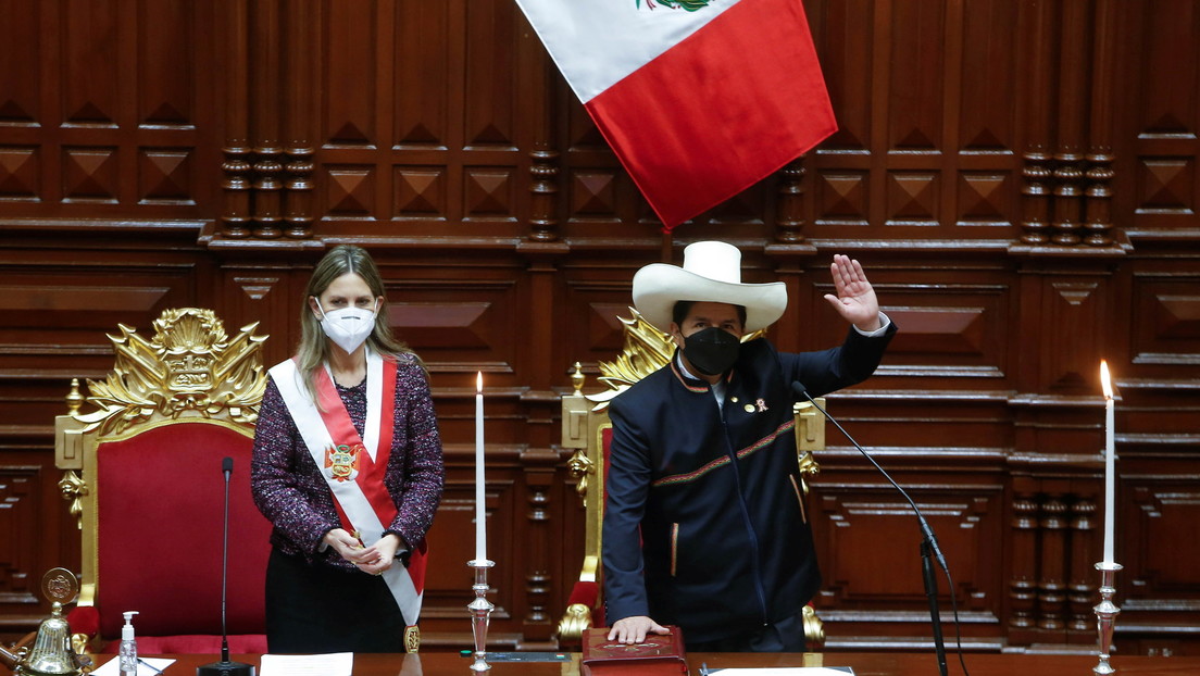 "Juro por un país sin corrupción y una nueva Constitución": Pedro Castillo asume la presidencia de Perú