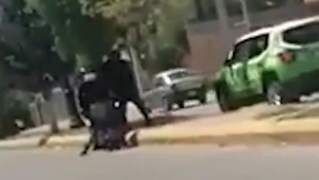 Graban cómo una patrulla choca el vehículo de una familia en México y luego los agentes agreden al conductor