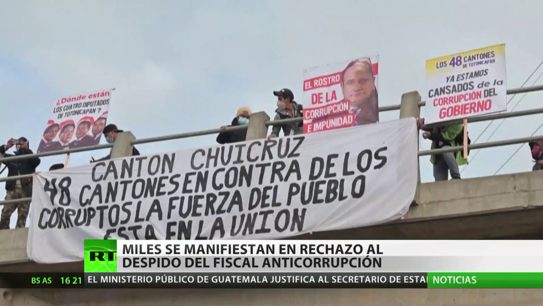 Miles se manifiestan en rechazo del cese del fiscal anticorrupción en Guatemala