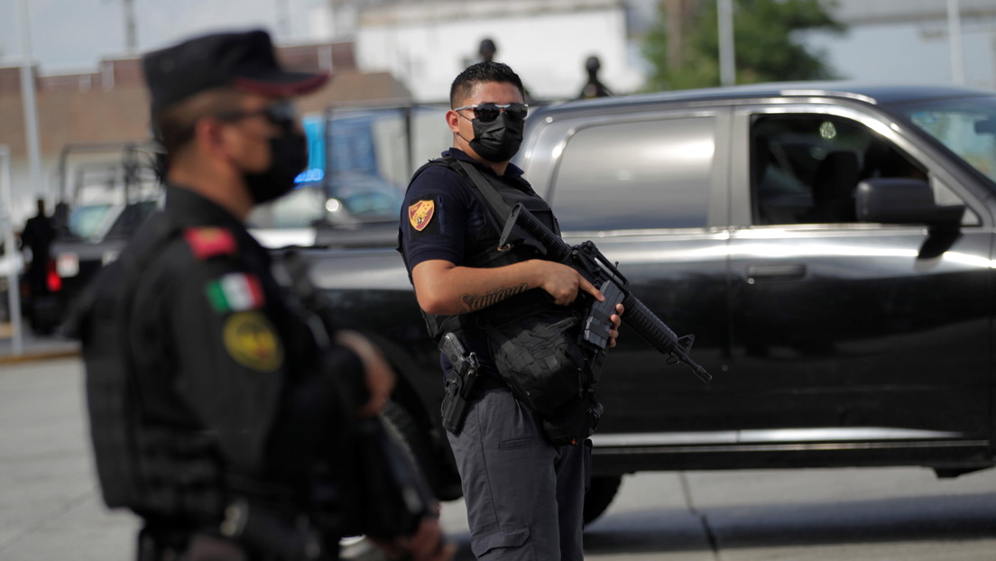 Sujetos armados irrumpen en un municipio del sur de México e incendian dos patrullas de policía (VIDEO)