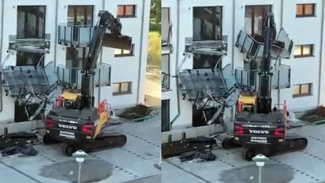 Un contratista se venga de la falta de pagos destruyendo la fachada de un edificio residencial con una retroexcavadora (VIDEO)