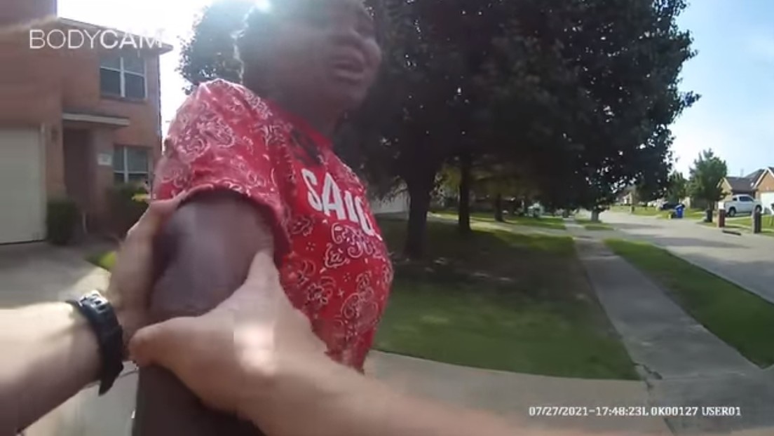 Captan cómo un oficial de Texas inmoviliza en el suelo a una joven afroamericana y provoca indignación
