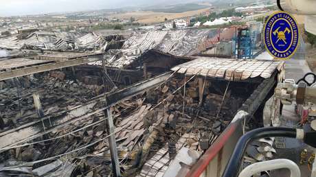 Un incendio destruye naves de una empresa de jamones generando una columna de humo visible en muchos kilómetros (VIDEO)