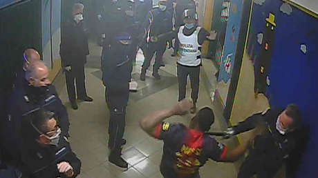 VIDEO: Guardias y policías golpean brutalmente a reos por pedir protección ante el covid-19 en una cárcel de Italia