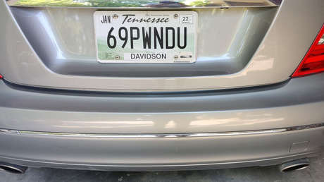 Una estadounidense demanda a las autoridades después de que le revocaran la placa '69PWNDU' por "ofensiva"