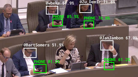 Crean una IA que pone en evidencia a los políticos que se distraen con sus teléfonos durante sesiones parlamentarias