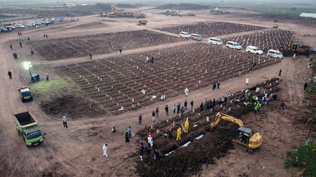 Muestran la rápida expansión de un cementerio de Indonesia cuando el país vive los días más mortíferos por el covid-19
