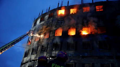 Incendio en una fábrica de Bangladesh deja más de 50 muertos y decenas de heridos