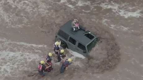 VIDEO: Así fue el impactante rescate de un padre y sus dos hijas, atrapados por fuertes inundaciones en EE.UU.
