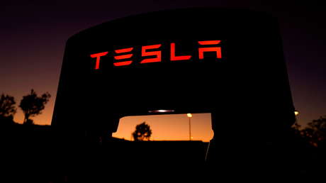 Un tornado se 'traga' un Tesla X y la cámara automática del vehículo graba lo que pasa a su alrededor (VIDEOS)