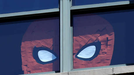 VIDEOS: Hombre vestido de Spider-Man protagoniza una pelea masiva y noquea a una empleada de un supermercado en el Reino Unido