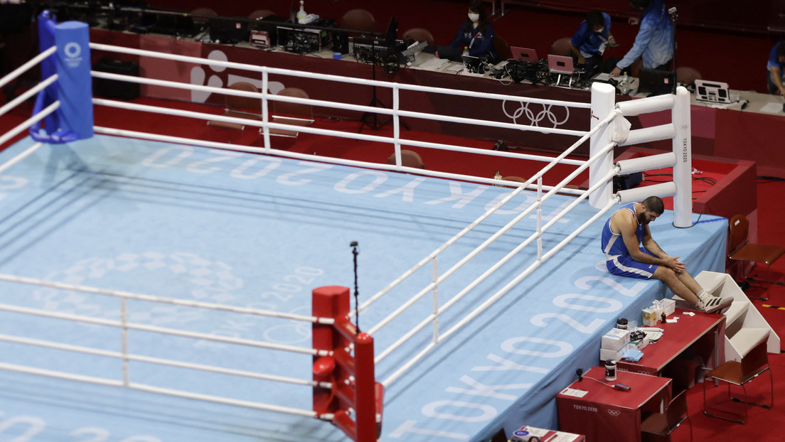 Un boxeador francés se niega a dejar el ring durante una hora tras ser descalificado por un cabezazo intencionado