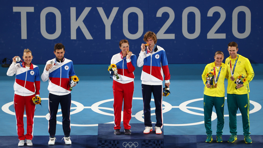 Los tenistas rusos se hacen con el oro y la plata en las competiciones mixtas en Tokio