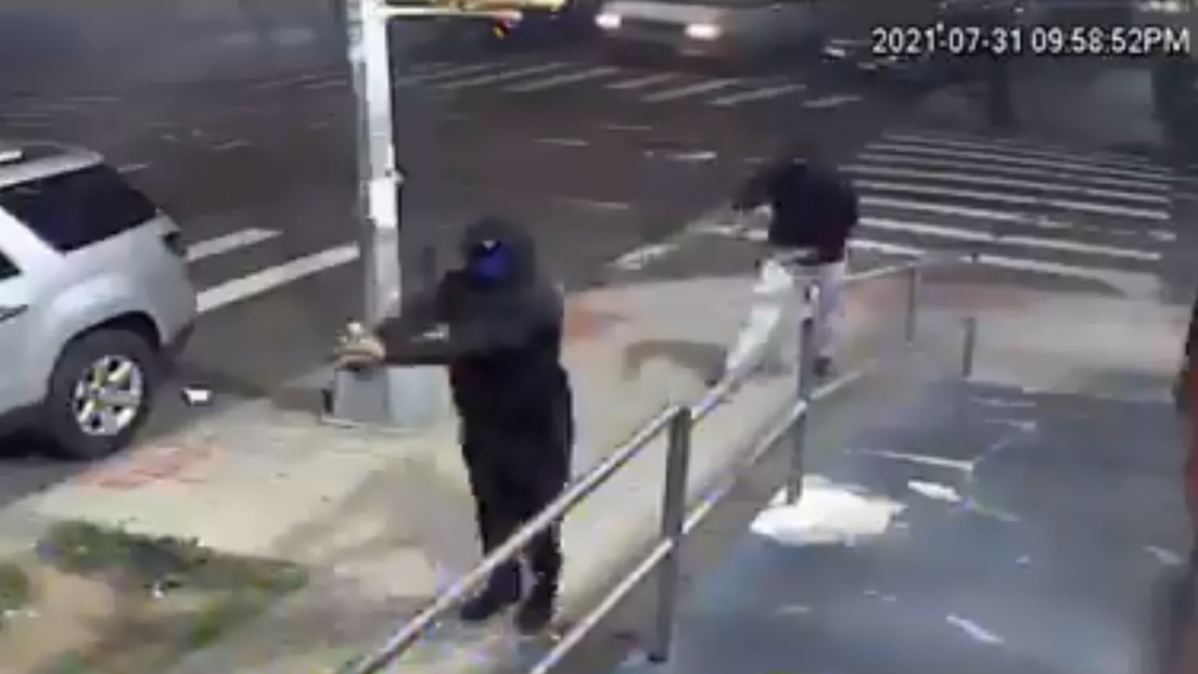 Captan el momento en que dos hombres abren fuego contra una multitud en Nueva York y dejan al menos 10 heridos antes de huir en ciclomotores