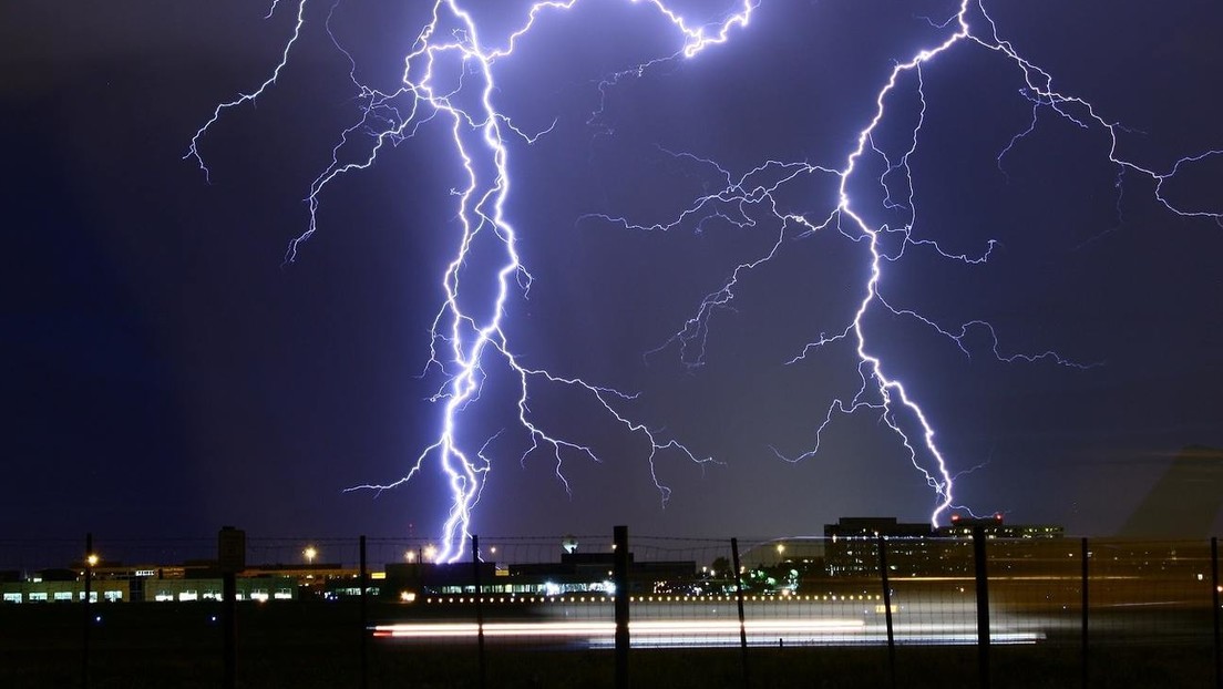 Un 'gamer' sufre un choque eléctrico mientras jugaba con una consola en medio de una tormenta
