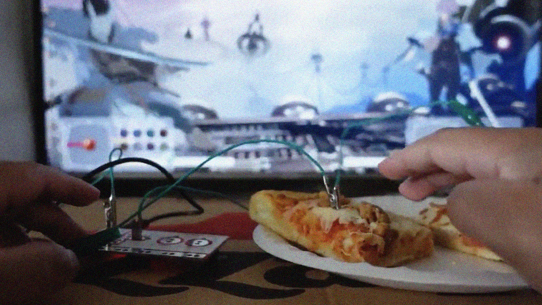 VIDEO: Convierte una pizza en un mando y llega hasta el final del videojuego 'Dark Souls'
