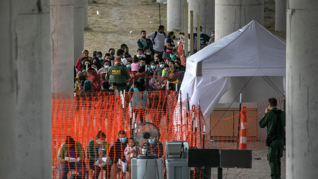 VIDEO: Cerca de 1.000 migrantes son retenidos debajo de un puente en EE.UU. en medio de la crisis fronteriza