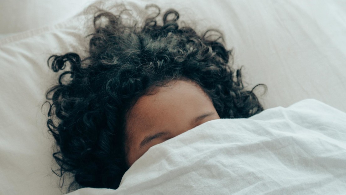 Un experimento determina que el sueño nocturno más prolongado no siempre implica más beneficios (pero la siesta, sí ayuda)