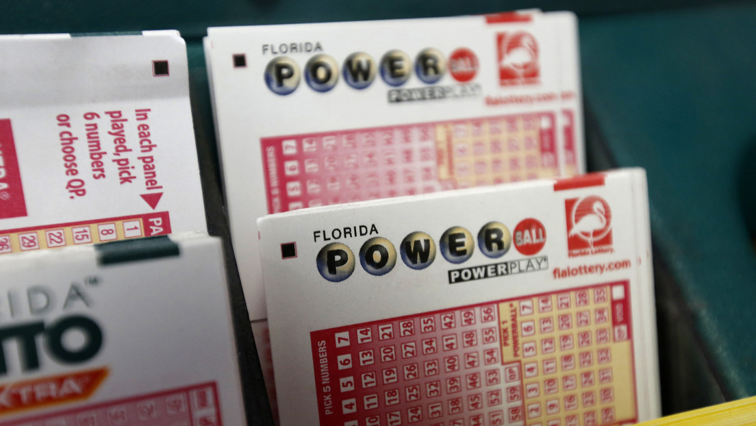 Una mujer decide "pasar el rato" jugando a la lotería tras ser cancelado su vuelo y gana un millón de dólares