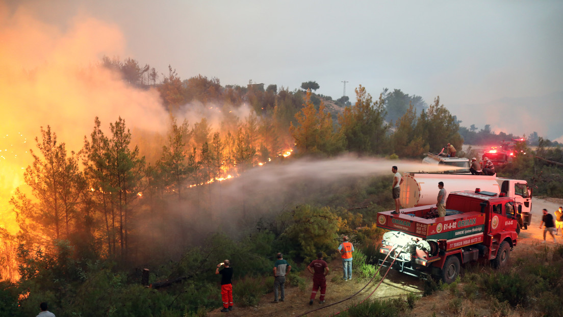 "Nuestros pulmones arden": la desesperada súplica de ayuda del alcalde de una ciudad turca 'sitiada' por incendios forestales