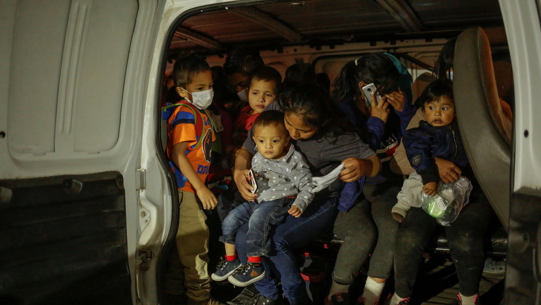 Al menos 10 muertos en Texas al volcar una camioneta que transportaba migrantes cerca de la frontera con México
