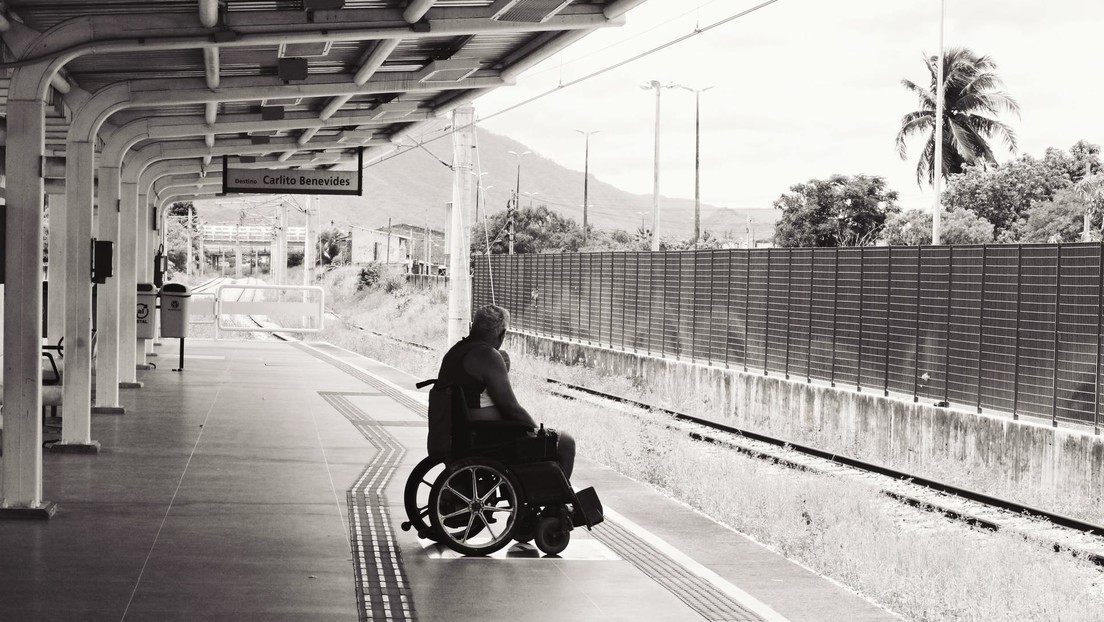 VIDEO: Salvan a un hombre en silla de ruedas que estaba atascado en una vía segundos antes de la llegada del tren