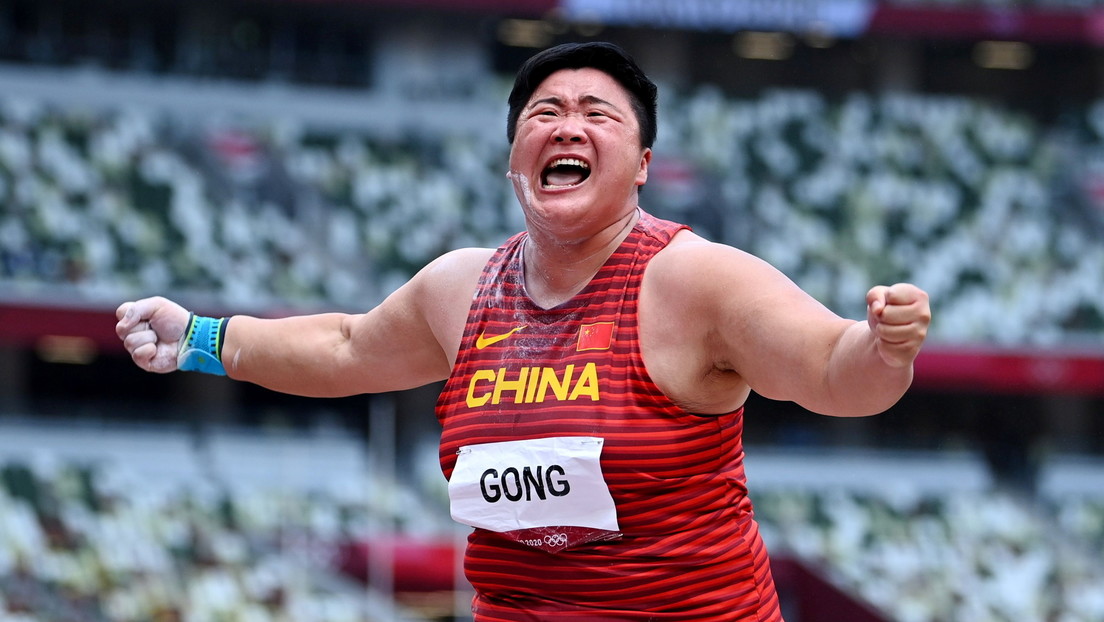 Reportera entrevista a una medallista olímpica china sobre su apariencia "masculina" y las redes estallan en críticas