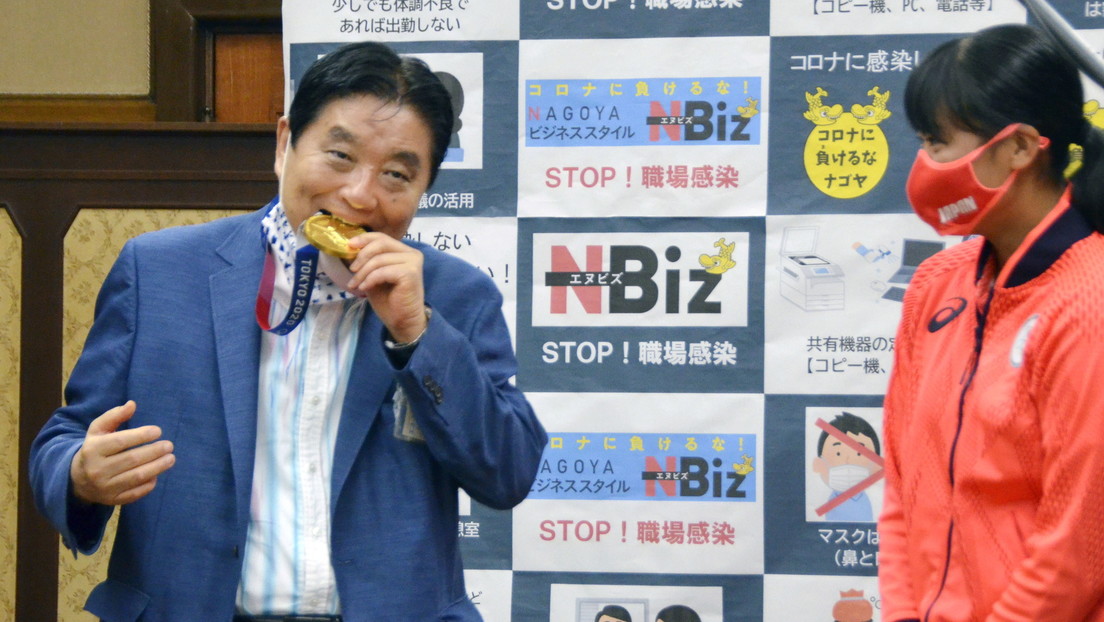'Fruta prohibida': Obligan a pedir disculpas a un alcalde japonés que mordió la medalla de oro olímpica