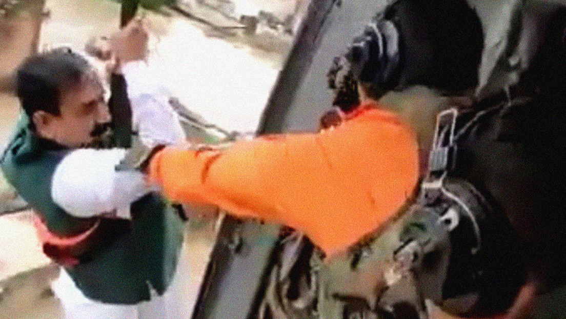 VIDEO: Ministro indio intenta rescatar a personas varadas por las inundaciones, pero finalmente un helicóptero tiene que salvarlo a él